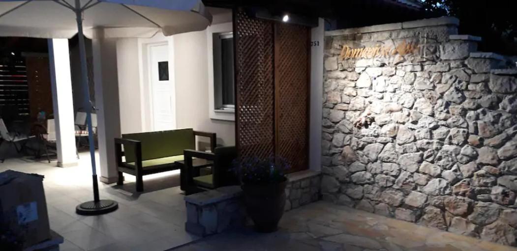 Domenica Apts I Laganas Bilik gambar